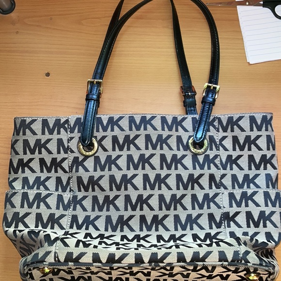 Michael kors purse - Picture 2 of 3